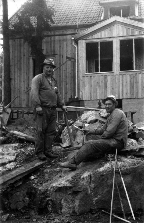 Karl Jäghammar (till höger) på byggarbetsplats.