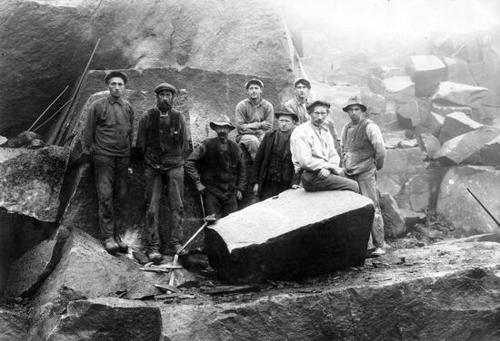 Gruppbild med stenhuggare i Bohuslän. Femte personen från vänster, med halsduk Herbert Anckar.