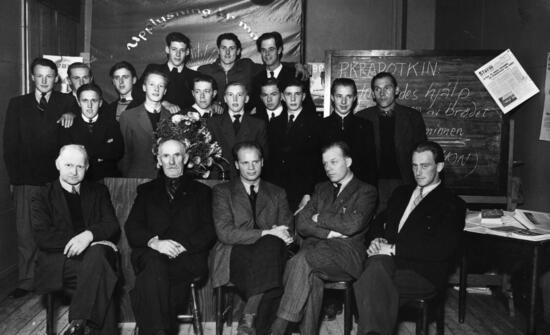 Härjedalens distrikts av Syndikalistiska ungdomsförbundet studiekurs 14-20/10 1945. Främre raden från vänster: Herbert Anckar, okänd, Valfrid Olofsson, Rudolf Berner och okänd.
