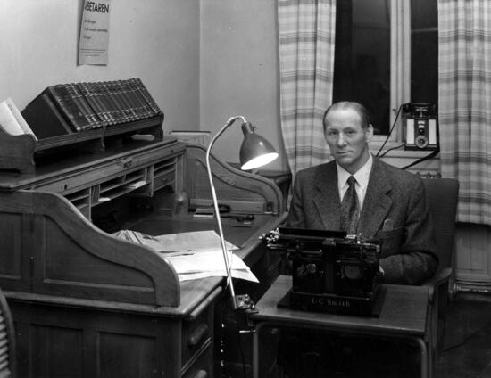 Tidningen Arbetarens chefredaktör Evert Arvidsson vid sin skrivmaskin på redaktionen i Klara folkets hus, omkring 1950.