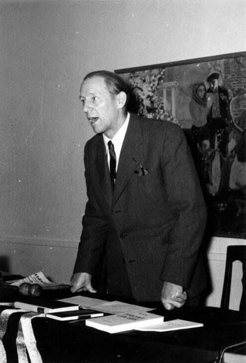 Tidningen Arbetarens chefredaktör Evert Arvidsson föreläser i Sundsvall vid mitten av 1950-talet.