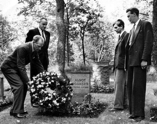 Kransnedläggning på Algot Rosbergs grav på Nacka kyrkogård. Från vänster: Axel Lindberg, Gustav Persson, Bert Ekengren och Georg Asp.