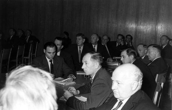 Byggnadsindustridepartementets industrikonferens i Gävle folkets hus den 15 - 16 november 1958. Närmast kameran: Herbert Anckar.