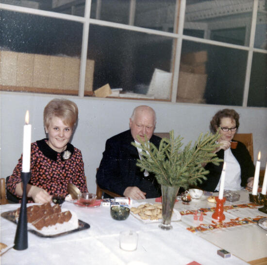 SACs personal julfest i SACs sessionssal 1966. Från vänster: Anita från arbetslöshetskassan, Herbert Anckar och Anna-Greta Rosén.