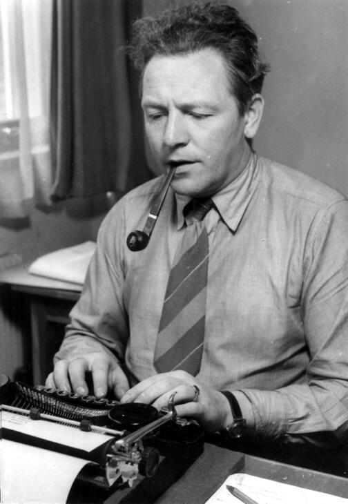 Holger Carlsson vid skrivmaskinen 1948.