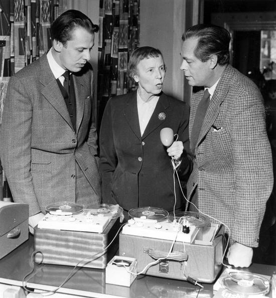 Elise Ottesen-Jensen, bandinspelar ett samtal tillsammans med advokat Hans Göran Franck och, närmast mikrofonen, byråchef Lars Bolin (publicerad i Arbetaren 5 mars 1956).