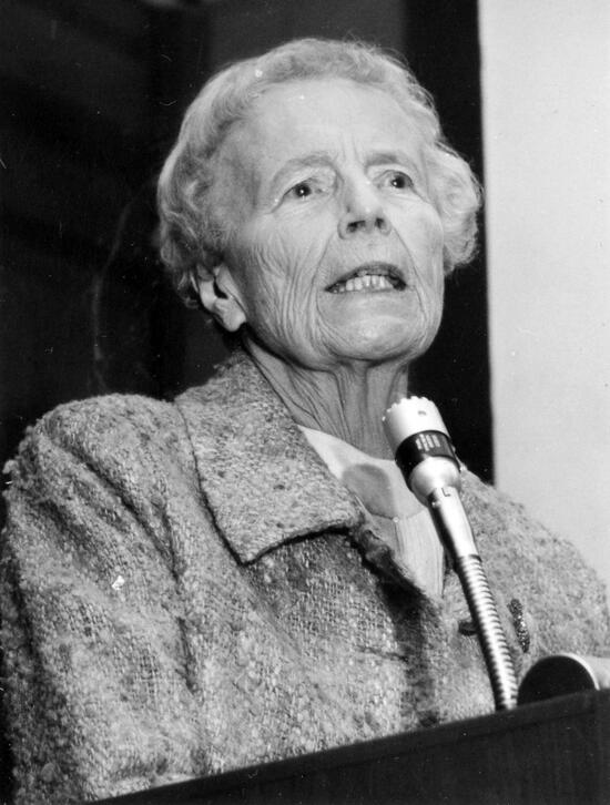 Elise Ottesen-Jensen talar vid SAC:s kongress 1968 (foto 28 oktober 1968, publicerad i Arbetaren 48-68).